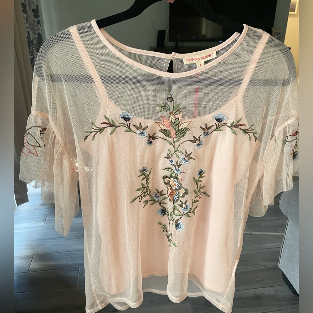 Beautiful sheer top NWT